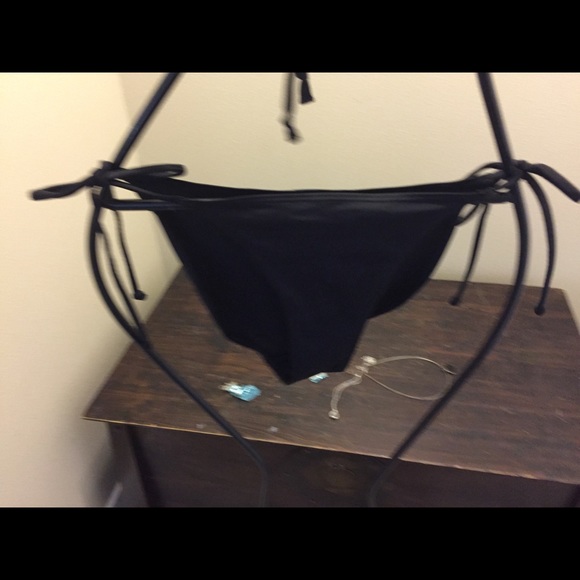 Black string bikini - Picture 5 of 8